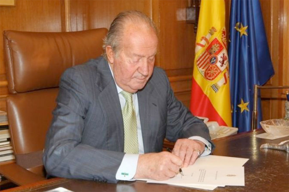 D. Juan Carlos rubrica el documento